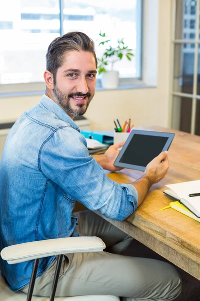 Случайный бизнесмен работает за своим столом с планшетом — стоковое фото