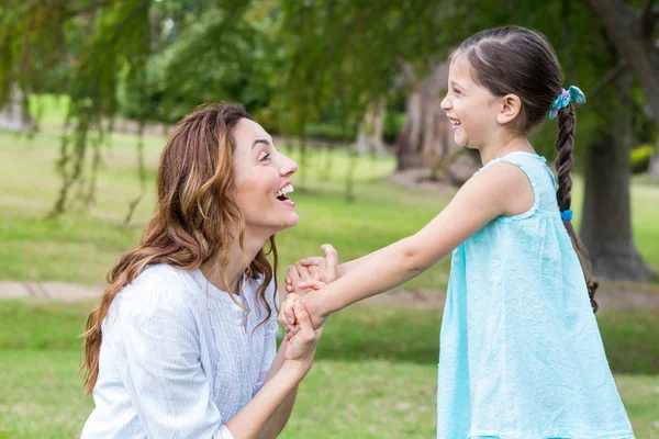 Mutlu anne ve kızı gülümseyen — Stok fotoğraf