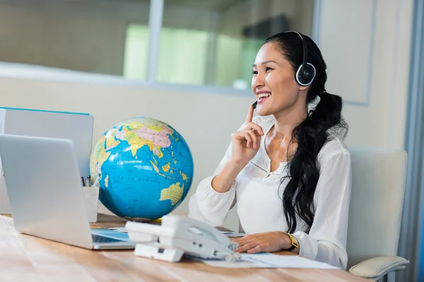 Pretty travel agent speaking to customer — ストック写真