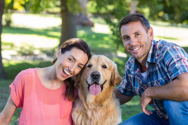 Casal com seu cão no parque — Fotografia de Stock