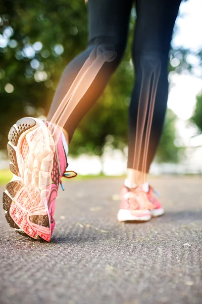 Ossos destacados do pé de mulher jogging — Fotografia de Stock