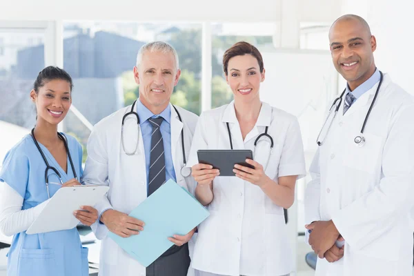 Médicos que trabajan juntos en el archivo de pacientes — Foto de Stock