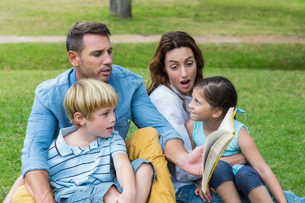 Happy family in the park together — Stock Photo, Image