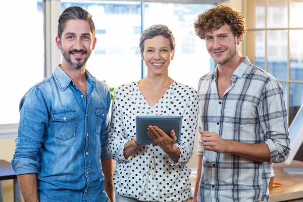 Smiling business team looking together at camera — Stock fotografie