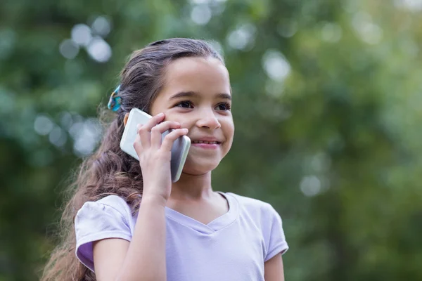 Little girl using her phone — Stockfoto