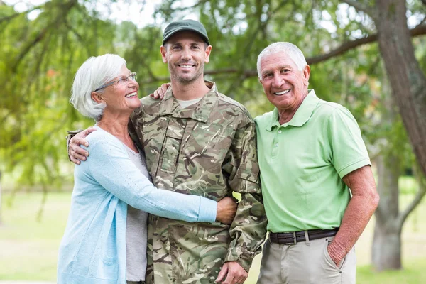 Soldado reunido com seus pais — Fotografia de Stock