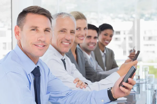 Equipe de negócios usando seu telefone móvel — Fotografia de Stock