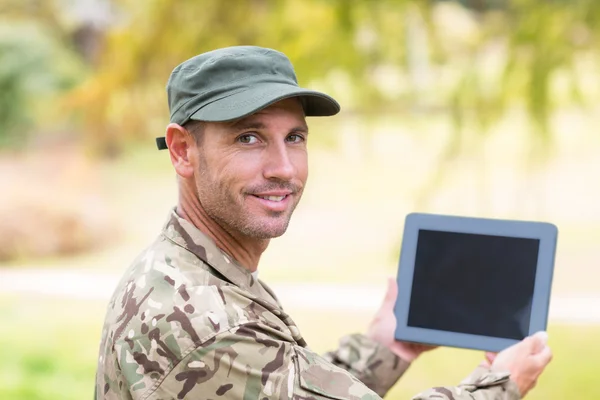 Tentara melihat tablet pc di taman — Stok Foto