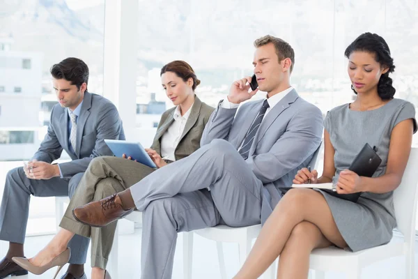 Geschäftsleute sitzen und warten — Stockfoto