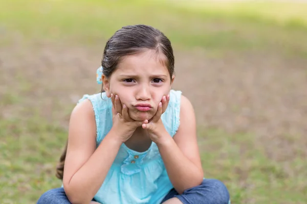 Menino sentindo-se triste no parque — Fotografia de Stock