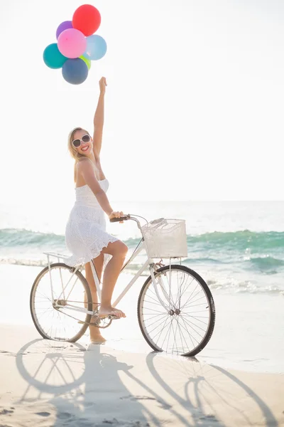 Kobieta jazda rowerem na plaży — Zdjęcie stockowe
