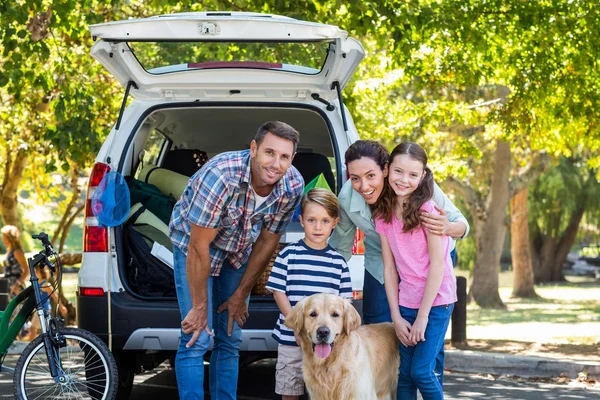 Familia con perro preparándose para el viaje por carretera — Foto de Stock