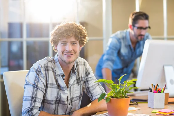 Hombre de negocios sonriente mirando a la cámara — Foto de Stock