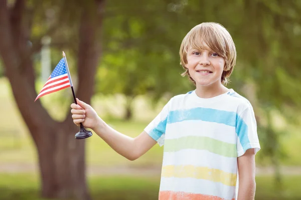 Menino segurando uma bandeira americana — Fotografia de Stock