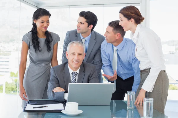 Equipe de negócios trabalhando felizes juntos no laptop — Fotografia de Stock