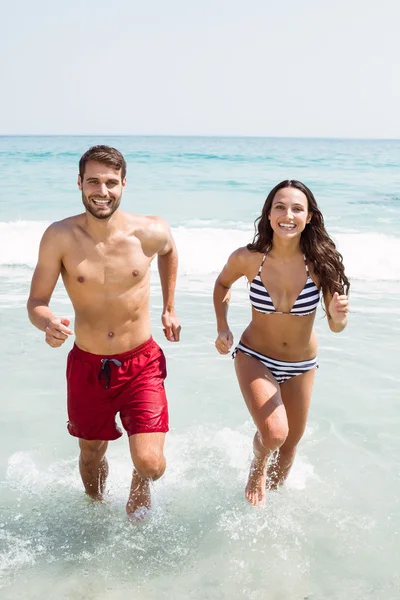 Paar hebben plezier op strand — Stockfoto