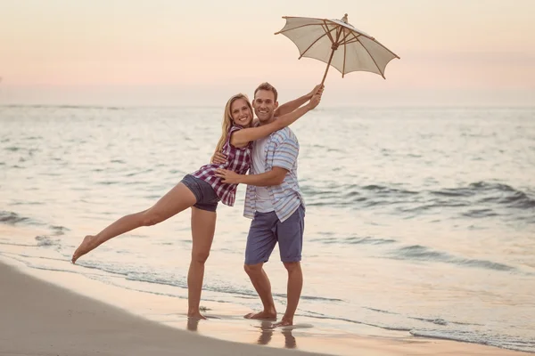 Casal se divertir na praia — Fotografia de Stock