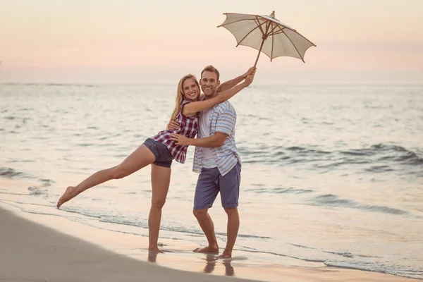 Coppia divertirsi in spiaggia — Foto Stock