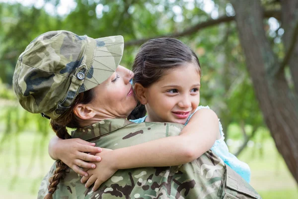Soldat gjenforent med sin datter – stockfoto