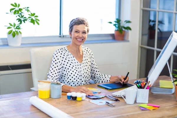 Casual businesswoman looking at colour swatch — Stock Photo, Image