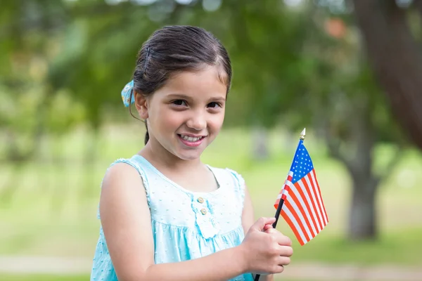 Liten flicka viftande amerikanska flaggan — Stockfoto