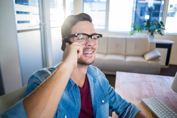 Vanlig forretningsmann som snakker på telefonen – stockfoto