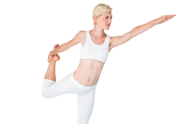 Mujer en forma estirando su pierna — Foto de Stock