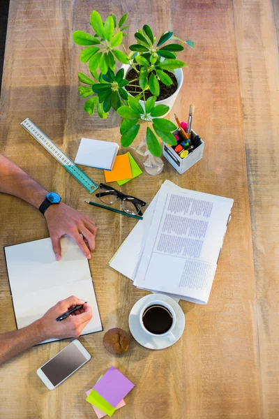 Uomo d'affari che scrive in blocco note — Foto Stock