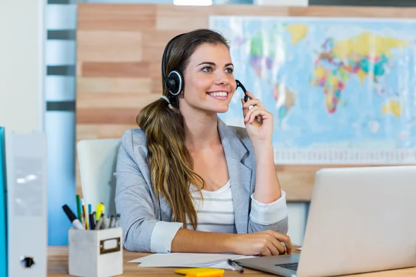 Pretty travel agent speaking to customer — Zdjęcie stockowe