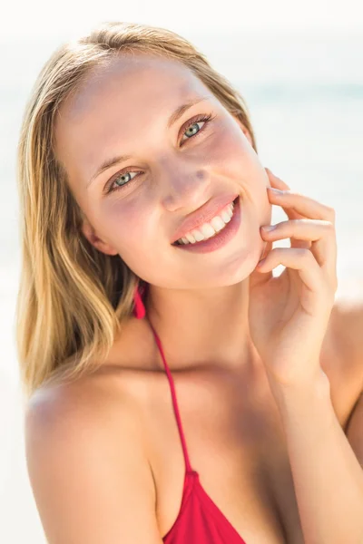 Blonde woman on sunny day at beach — Stock fotografie