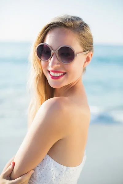 Женщина в солнечный день на пляже — стоковое фото