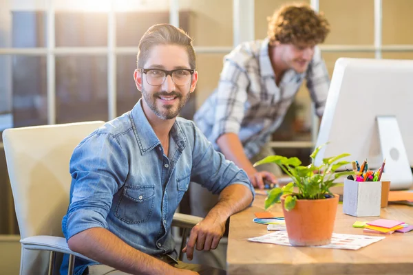 Casual zakenman glimlachen op camera — Stockfoto