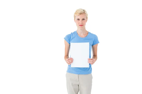 Stern donna bionda in possesso di foglio di carta — Foto Stock