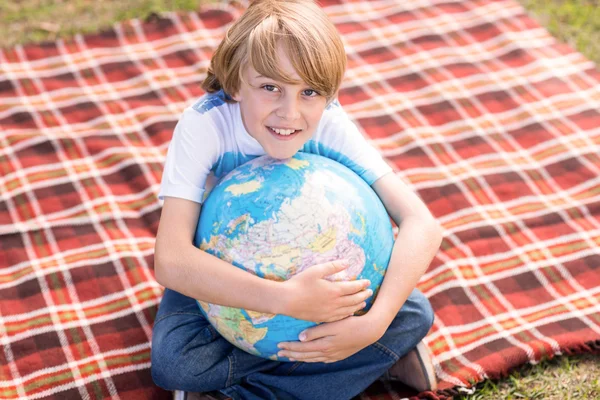 Little boy holding globe — Stockfoto