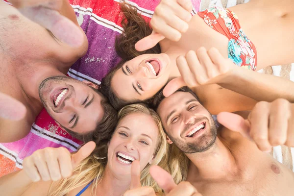 Amis montrant pouces vers le haut à la plage — Photo