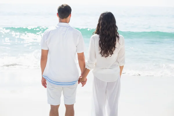 Casal caminhando na praia — Fotografia de Stock