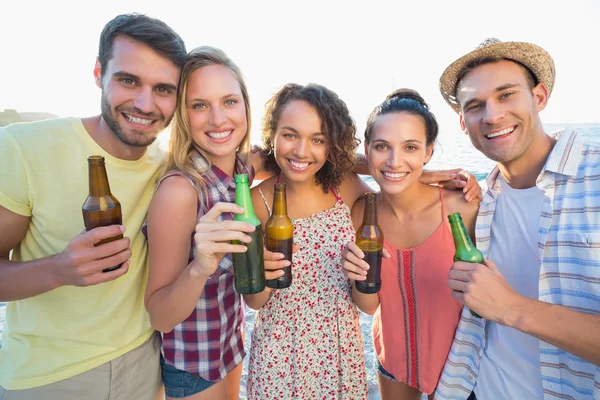 Gruppe von Freunden, die Spaß haben — Stockfoto