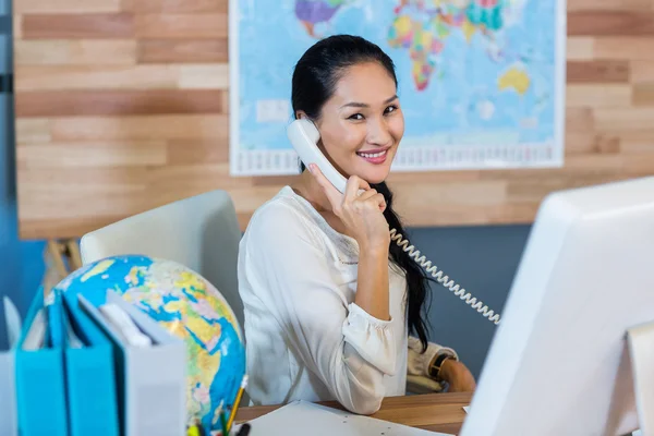 Bastante mujer de negocios que tiene llamada telefónica —  Fotos de Stock