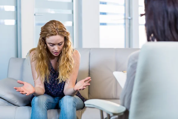 Psycholoog praten met haar depressief patiënt — Stockfoto