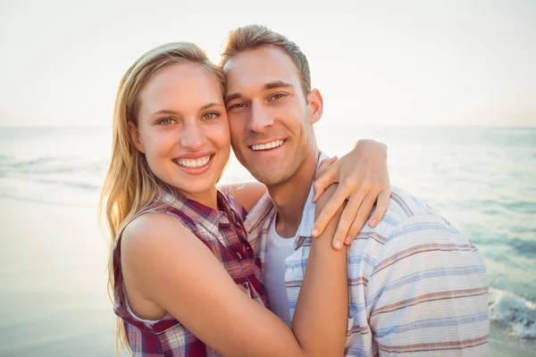 Paar lächelt am Strand — Stockfoto