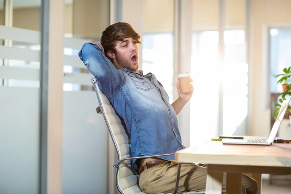 Müder Geschäftsmann sitzt am Schreibtisch — Stockfoto