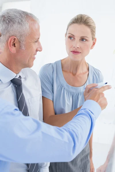 Geschäftsfrau zeichnet Grafik auf die Tafel — Stockfoto