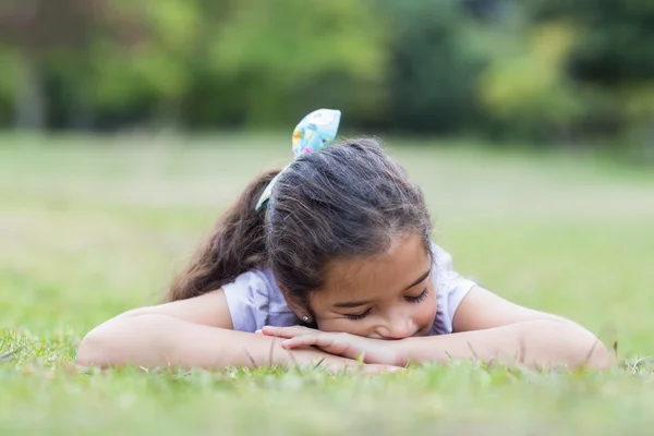 Kleines Mädchen schläft in einem Park — Stockfoto