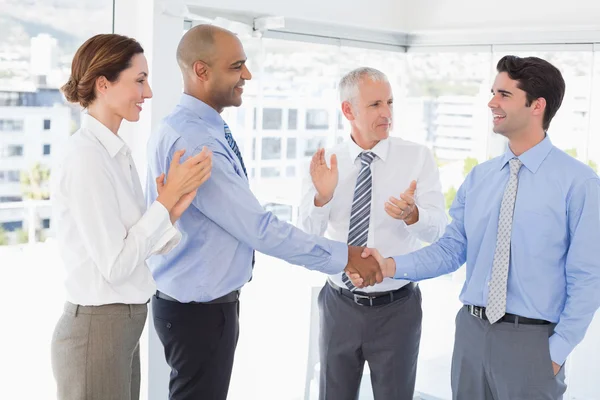 Business team congratulandosi con il loro collega — Foto Stock