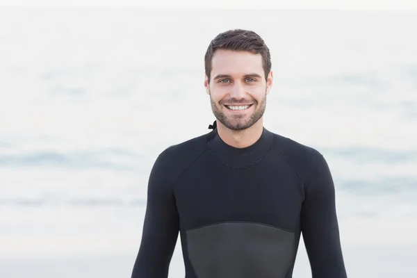 Homem de fato de mergulho na praia — Fotografia de Stock