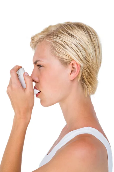 Mulher loira asmática usando inalador — Fotografia de Stock