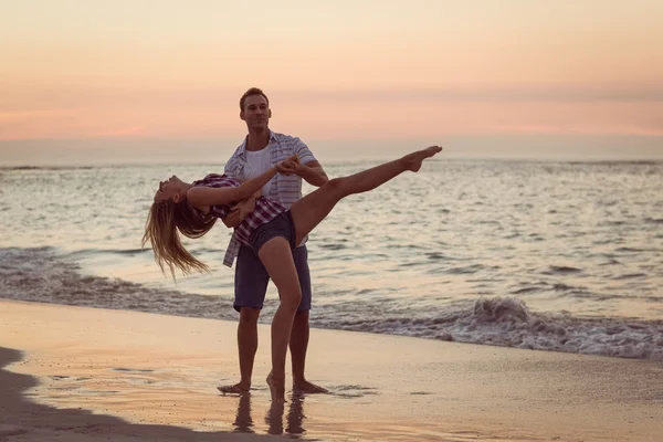 Пара танцует на пляже — стоковое фото