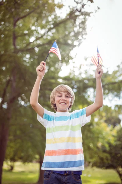 Bir Amerikan bayrağı tutan çocuk — Stok fotoğraf