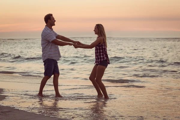 Coppia divertirsi in spiaggia — Foto Stock