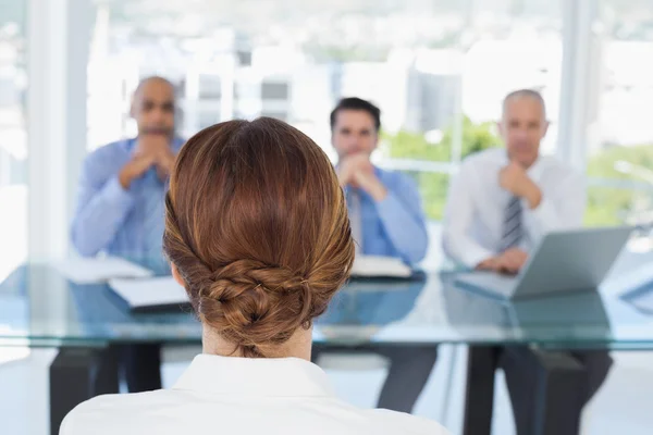 Entretien avec une femme d'affaires au travail — Photo